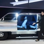 アイシンが披露した、左右に開く大開口の電動スライドドア=30日午後、東京都江東区の東京ビッグサイト