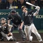 11回ソフトバンク無死、野村が右越えに勝ち越しソロを放つ。捕手坂本=甲子園