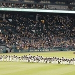 ソフトバンクに敗れ、頭を下げる阪神ナイン=甲子園