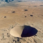 米ネバダ核実験場での地下核実験が残した巨大な穴=22年(米エネルギー省提供・共同)