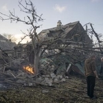 30日、ウクライナ東部ドネツク州クラマトルスクでのミサイル攻撃で損壊した建物(ゲッティ=共同)