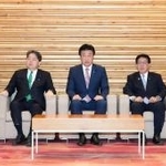 閣議に臨む木原官房長官(中央)ら=31日午前、首相官邸