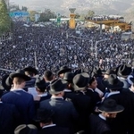 30日、兵役免除を求める大規模デモに集まったユダヤ教超正統派の人々=エルサレム(ロイター=共同)