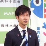 記者会見する鈴木農相=31日午前、農水省