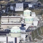 北海道泊村の北海道電力泊原発(手前から)3号機、2号機、1号機=4月