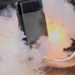 充電中のモバイルバッテリーが出火する様子(NITE提供)