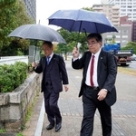 「1票の格差」訴訟の判決で、広島高裁に向かう弁護士=31日午前、広島市中区