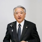 記者会見する第三者委員会の原村憲司委員長=31日午前、熊本市