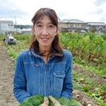 収穫した「海老芋」を手にする乾裕佳さん=大阪府富田林市