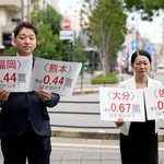 「1票の格差」訴訟の判決で、福岡高裁に向かう原告側の弁護士ら=31日午後、福岡市