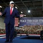 米原子力空母ジョージ・ワシントンでポーズを取るトランプ大統領=10月28日、神奈川県横須賀市(ロイター=共同)