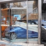 大阪・難波の商業施設に突っ込んだ乗用車=31日午後0時50分