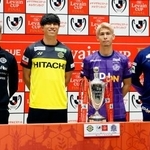 Jルヴァン杯決勝を前に、写真に納まる(左から)柏・ロドリゲス監督、古賀、広島・佐々木、スキッベ監督=31日、国立競技場