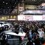 東京ビッグサイトで始まった「ジャパンモビリティショー」の一般公開=31日午後、東京都江東区