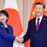 日中首脳会談を前に中国の習近平国家主席(右)と握手を交わす高市首相=31日、韓国・慶州(代表撮影・共同)