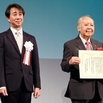 全日本スキー連盟の創立100周年記念式典に出席した原田雅彦会長。右は猪谷千春さん=31日、東京都港区