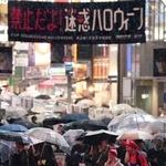 ハロウィーン当日を迎え、東京・渋谷のスクランブル交差点を仮装して歩く人たち=31日夜