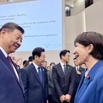 APEC首脳会議前に中国の習近平国家主席(左)とあいさつを交わした高市首相=31日、韓国・慶州(高市首相のXから)