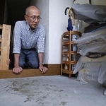 高羽奈美子さんが殺害されたアパートの玄関に残る犯人のものとみられる血痕を見つめ、取材に応じる夫悟さん=昨年11月、名古屋市