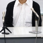 第三者委員会の調査結果公表を受け、記者会見する被害を受けた男性=31日午後、熊本県庁