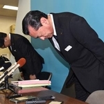 記者会見の冒頭で謝罪する、いわき信用組合の金成茂理事長(右)ら=31日午後、福島県いわき市