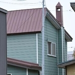 男性1人、女性2人が倒れているのが見つかった住宅=31日、札幌市北区