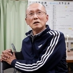 高羽奈美子さんが殺害された事件の容疑者が逮捕され、報道陣の取材に応じる夫の悟さん=31日夜、名古屋市