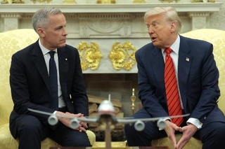 5月、ホワイトハウスでカナダのカーニー首相(左)と会談したトランプ米大統領(ゲッティ=共同)