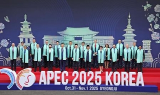 APEC首脳会議で記念撮影に臨む高市首相(右から7人目)ら各国首脳=1日、韓国・慶州(代表撮影・共同)