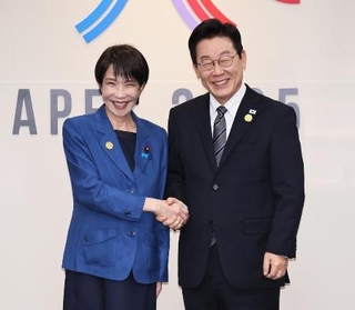 韓国の李在明大統領(右)と握手を交わす高市首相=10月30日、韓国・慶州