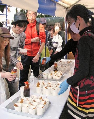 山口県下関市で始まった「三つの日本一 ふく・くじら・あんこう祭り」でふるまわれたクジラの串カツ=1日午後