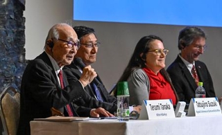 パグウォッシュ会議で登壇した被団協の田中熙巳代表委員(左端)ら=1日午後、広島市