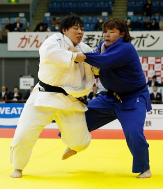 女子78キロ超級決勝 冨田若春(右)を攻める素根輝。復帰戦で初優勝=千葉ポートアリーナ