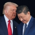 トランプ米大統領(左)と中国の習近平国家主席=10月、韓国・釜山(ロイター=共同)