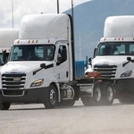 メキシコ・コアウイラ州の組立工場を走行するトラック=9月(ロイター=共同)