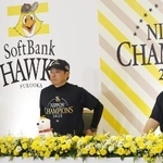 10月31日、記者会見に出席した(左から)ソフトバンク・周東、小久保監督、山川=大阪市内のホテル