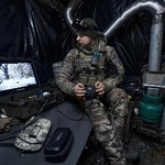 昨年1月、ウクライナ東部ハリコフ州クピャンスクの前線で自爆型無人機を操縦するウクライナ軍兵士(ゲッティ=共同)