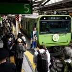 過去の車両デザインを復刻した山手線のラッピング列車=1日午前、JR池袋駅