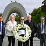 パグウォッシュ会議を前に、原爆慰霊碑を訪れ写真に納まるフセイン・シャハリスタニ会長(中央)ら=1日午前、広島市