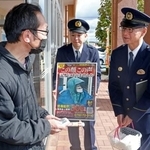 コンビニ店長強盗殺人事件の現場近くで、商業施設の利用客に情報提供を呼びかける石川県警大聖寺署の小坂裕署長(右)ら=1日午前、石川県加賀市