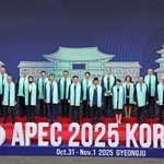 APEC首脳会議で記念撮影に臨む高市首相(右から7人目)ら各国首脳=1日、韓国・慶州(代表撮影・共同)