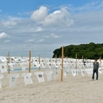 和歌山県白浜町の白良浜で始まった「Tシャツアート展」=1日午前