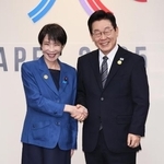 韓国の李在明大統領(右)と握手を交わす高市首相=10月30日、韓国・慶州