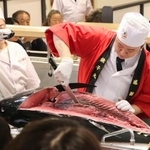 ギネス世界記録をかけ、銚子丸の店舗で行われたマグロ解体ショー=1日午前、東京都練馬区