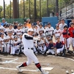 野球教室で打撃の指導をする中畑清さん(左端)と篠塚和典さん(右端)=1日午前、千葉県佐倉市