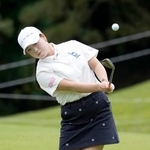第2日、18番でアプローチショットを放つ後藤未有。通算11アンダーで首位=武蔵丘コース