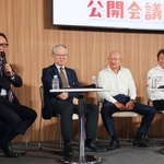 「ジャパンモビリティショー」のトークショーに登壇した日本自動車会議所の豊田章男会長(左端)、歌手の近藤真彦さん(右端)ら=1日午前、東京都内