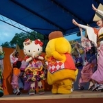 「徳島おどりフェスタ」に登場した、ハローキティなどのサンリオキャラクター=1日午後、徳島市