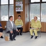 石川県穴水町を訪れ、農業関係者らと意見交換する鈴木農相(右端)=1日午後