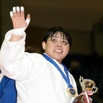 女子78キロ超級で初優勝し、手を振る素根輝=千葉ポートアリーナ